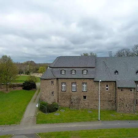 Am Schloss Broich 3*