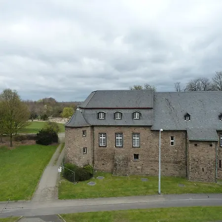 Am Schloss Broich מלון