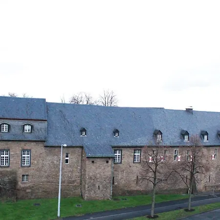 Am Schloss Broich מלון