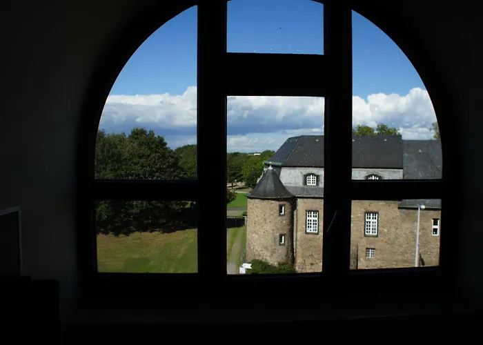 Otel Am Schloss Broich 3*