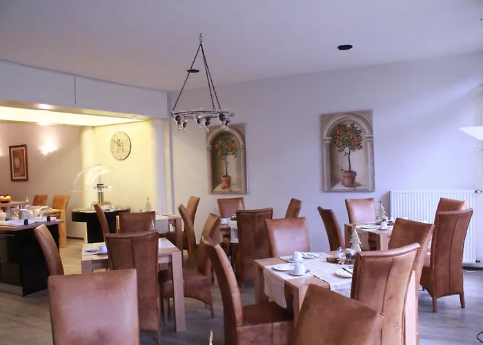 Am Schloss Broich 3*