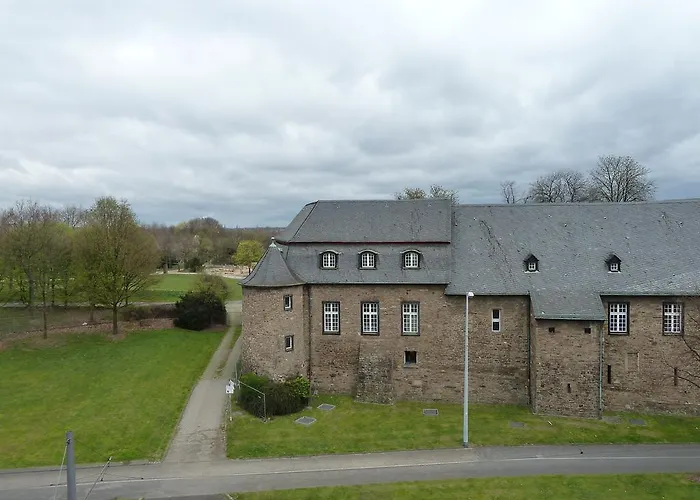 Am Schloss Broich מלון