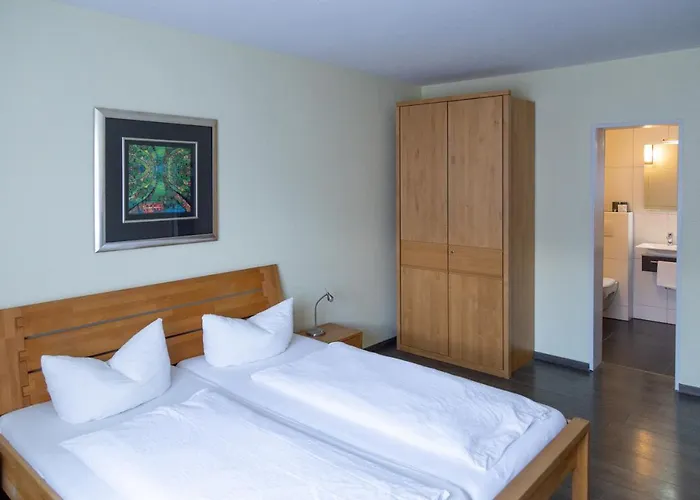 Am Schloss Broich 3*